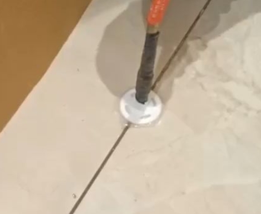 新蔡瓷砖空鼓维修公司专业解答瓷砖在铺贴过程中，如果没有涂抹均匀到位的粘结材料（如水泥砂浆或瓷砖胶），可能会导致以下问题