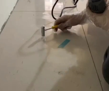 新蔡瓷砖开裂维修公司专业分享瓷砖在铺贴前如果没有沥干水分，将会导致以下问题