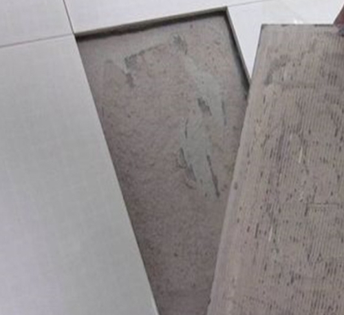 新蔡瓷砖空鼓维修公司分享瓷砖铺贴时如果打浆（即涂抹在瓷砖背面和基层上的砂浆或瓷砖胶）过少，会带来以下问题